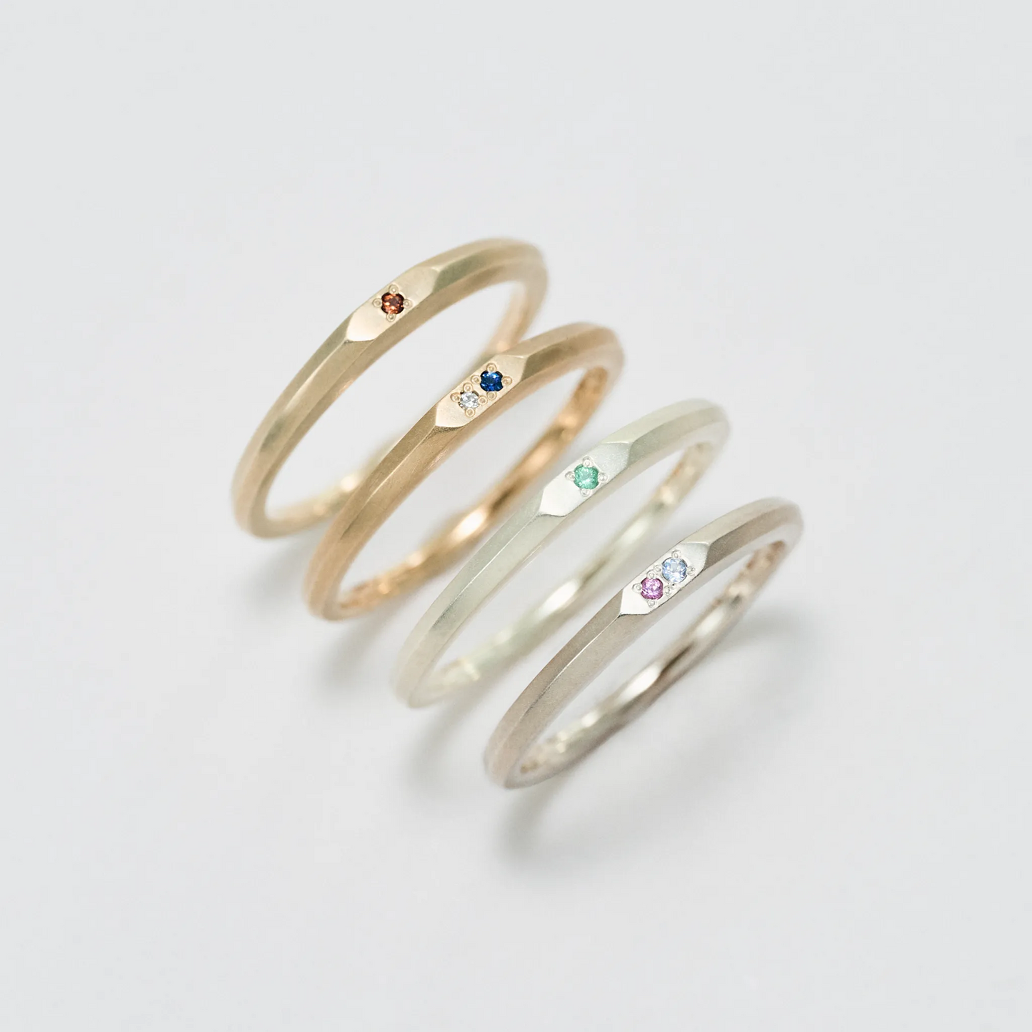 (上から)K10イエローゴールド / K18イエローゴールド / K10シャンパンゴールド / K18シャンパンゴールド(※画像は1,2石タイプ)