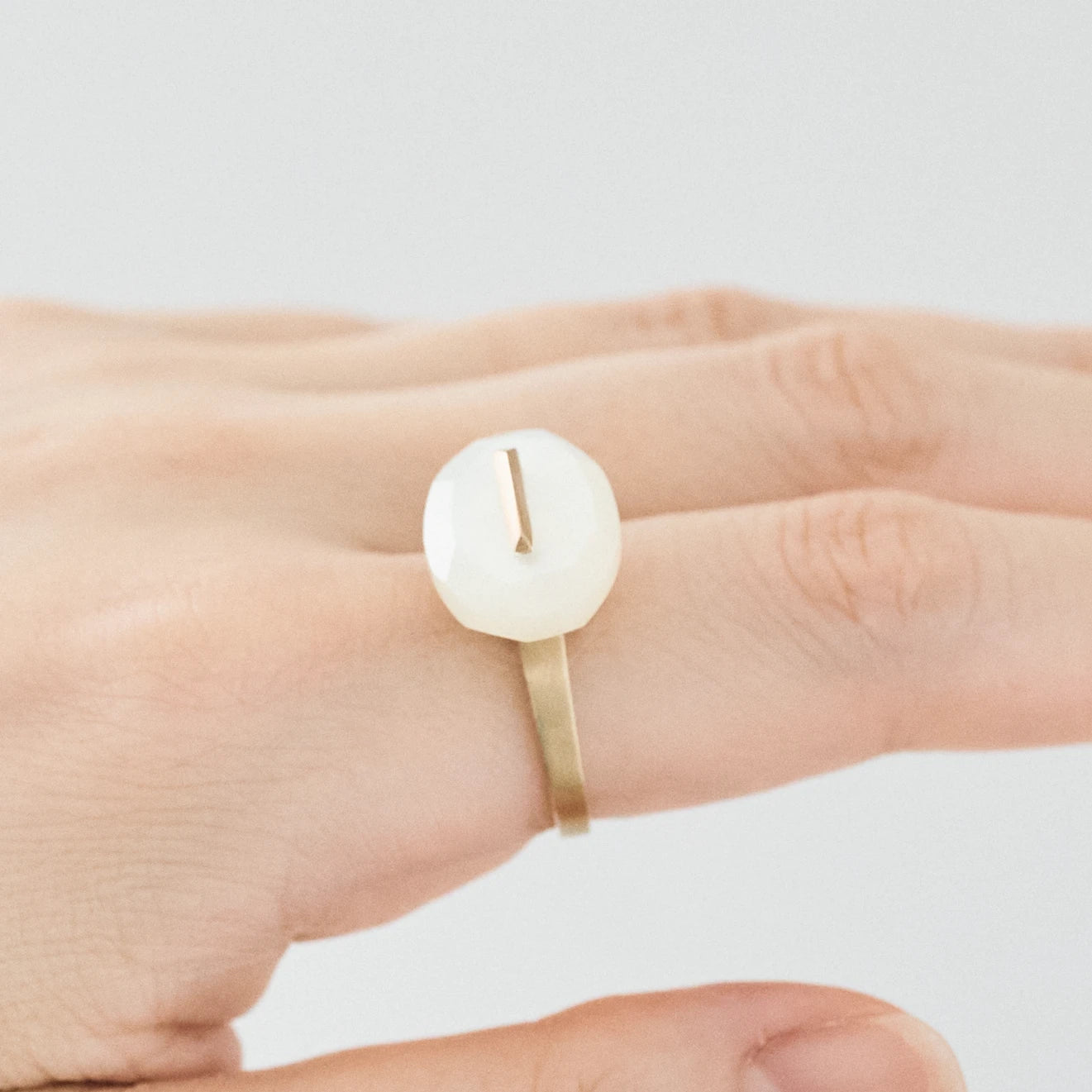 Oval Faceted Gemstone Ring_staple(マザーオブパール)