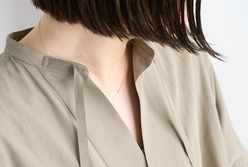 秋の装いとネックレスの長さ