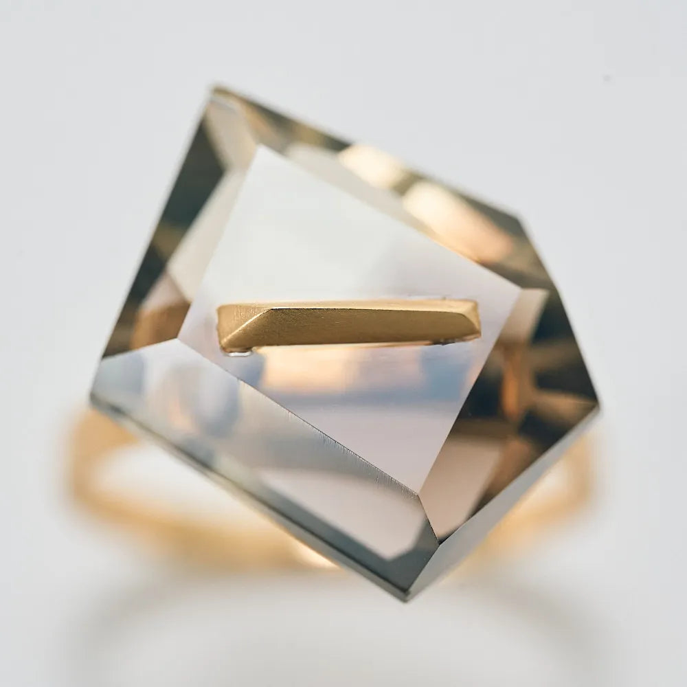 浮かび上がる稜線