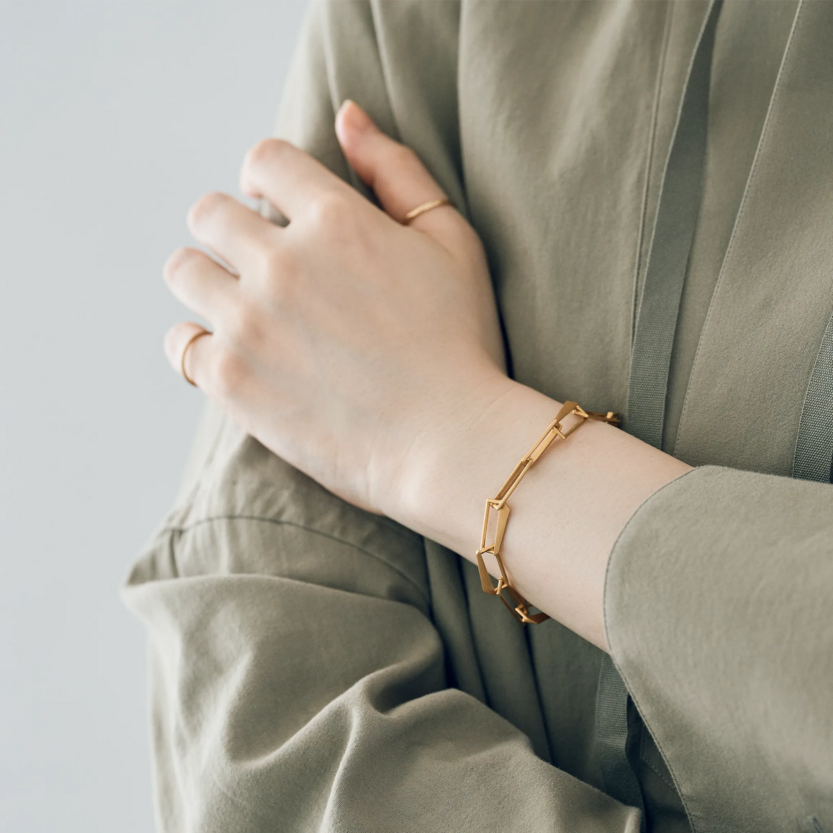 Gold Colored Chain Bracelet_staple|cobaco Gold Colored Chain Bracelet_staple|cobaco