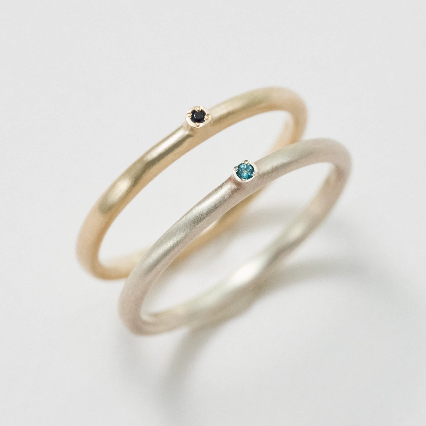 上：K18イエローゴールド　下：K18シャンパンゴールド