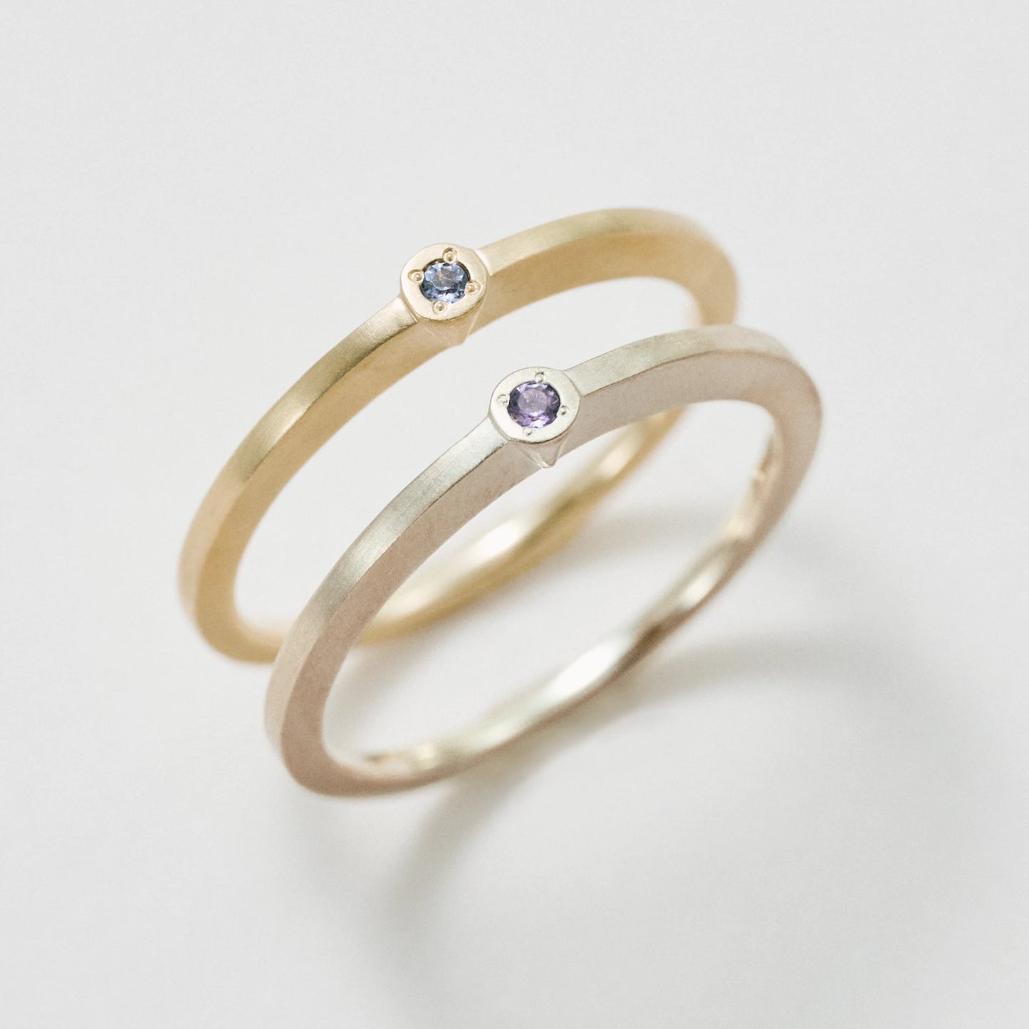 上：K18イエローゴールド　下：K18シャンパンゴールド