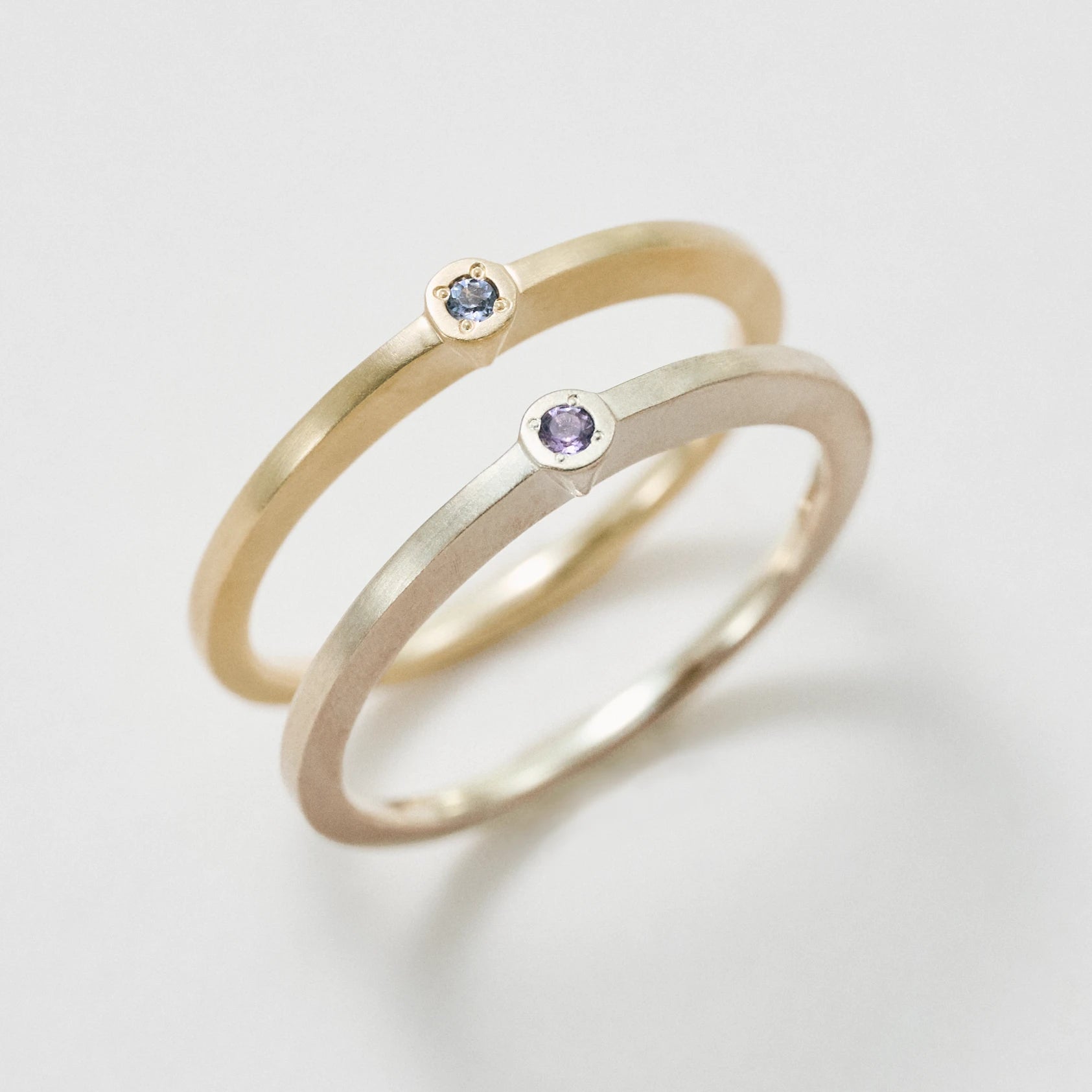 上：K18イエローゴールド　下：K18シャンパンゴールド