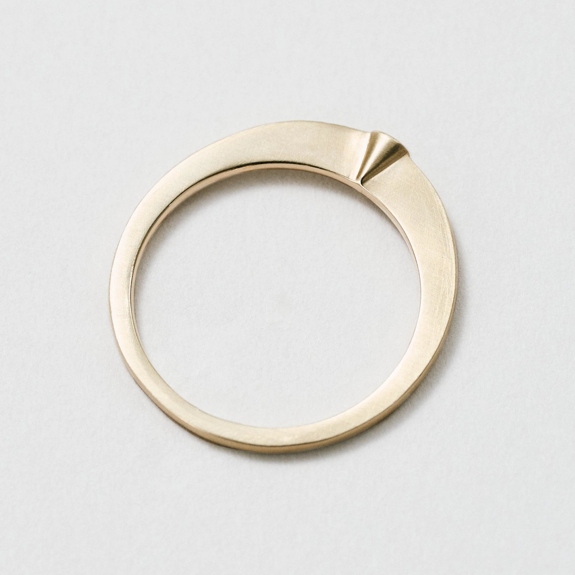 リング全体につや消し加工を施しています（リング内側を除く）