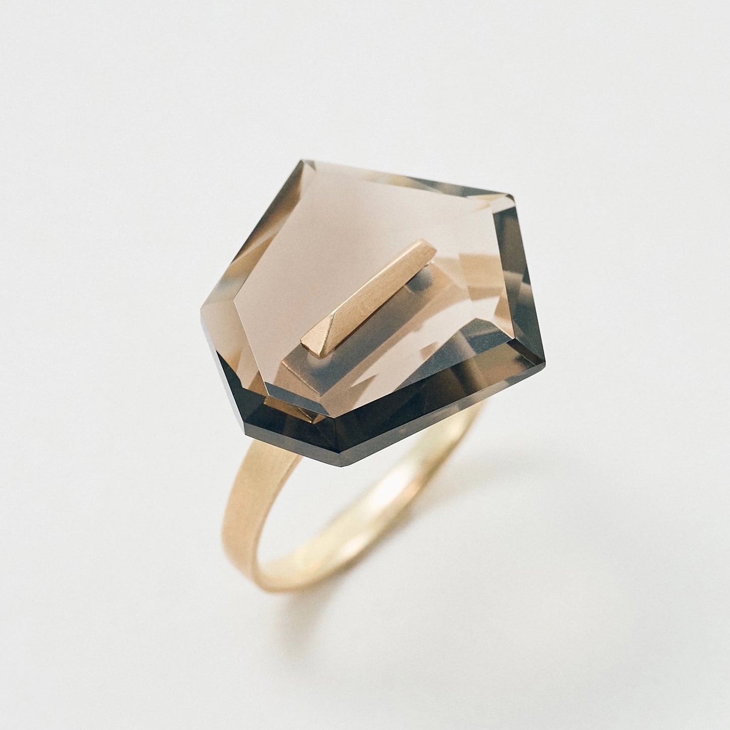 Random Faceted Gemstone Ring_staple (Bicolor Smoky Quartz)