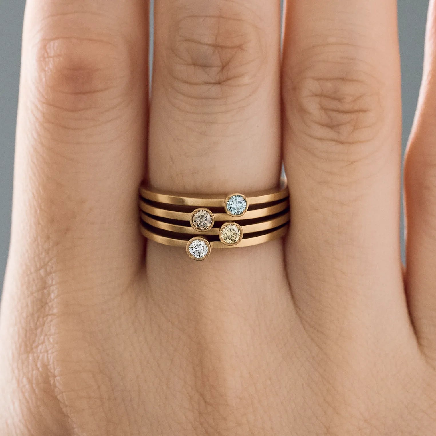 （上から）アイスブルー / ブラウン / ライトイエロー / ホワイト