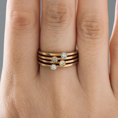 （上から）アイスブルー / ブラウン / ライトイエロー / ホワイト