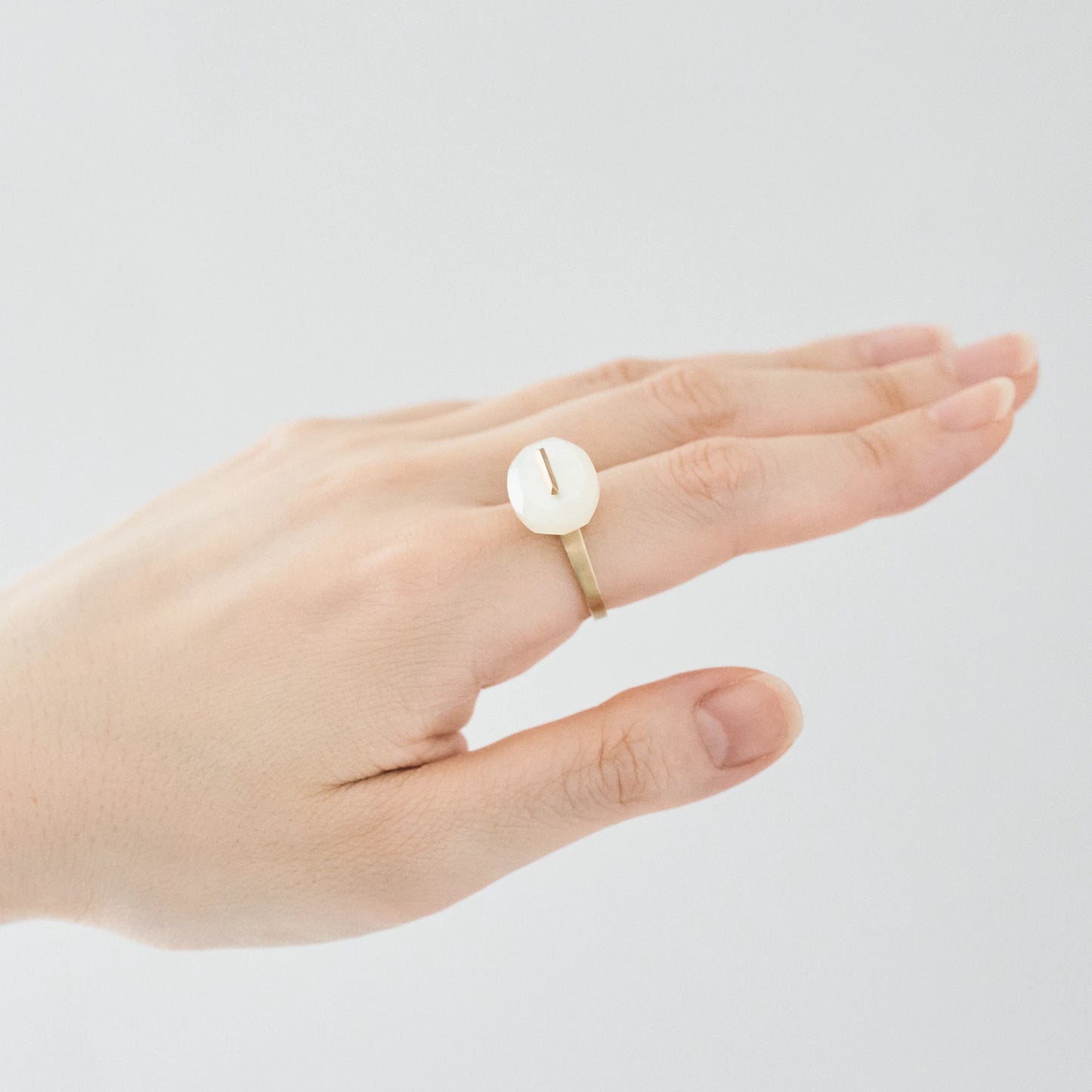 Oval Faceted Gemstone Ring_staple(マザーオブパール)