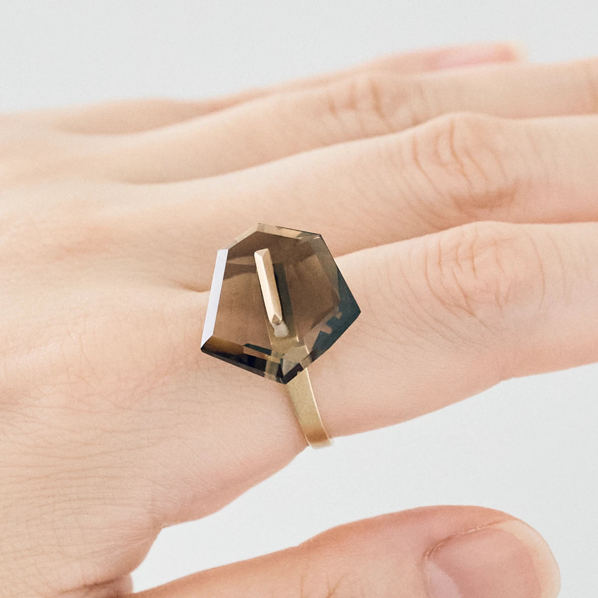 Random Faceted Gemstone Ring_staple (Bicolor Smoky Quartz)