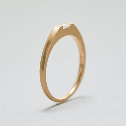 天面から腕下にかけてやや傾斜のついたテーパードデザインのアーム