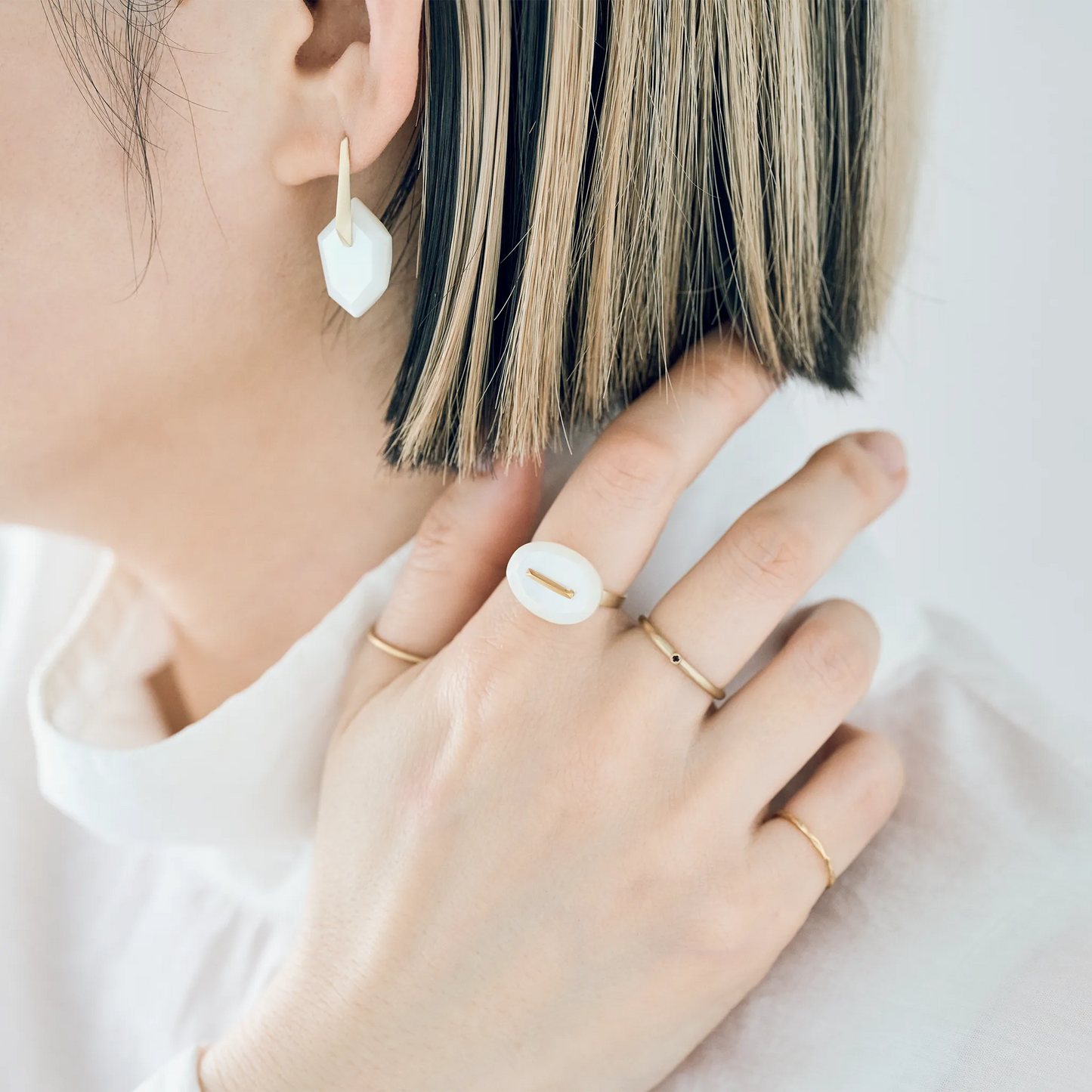 Oval Faceted Gemstone Ring_staple(マザーオブパール)