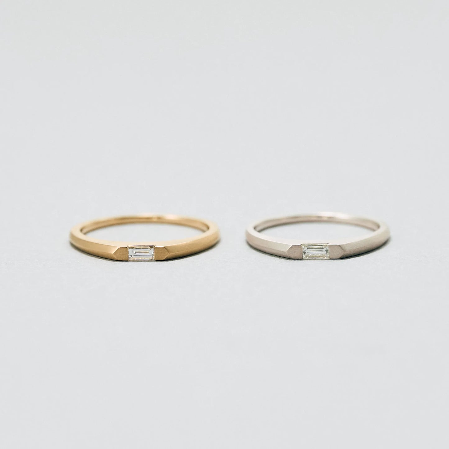 左：K18イエローゴールド　右：K18シャンパンゴールド