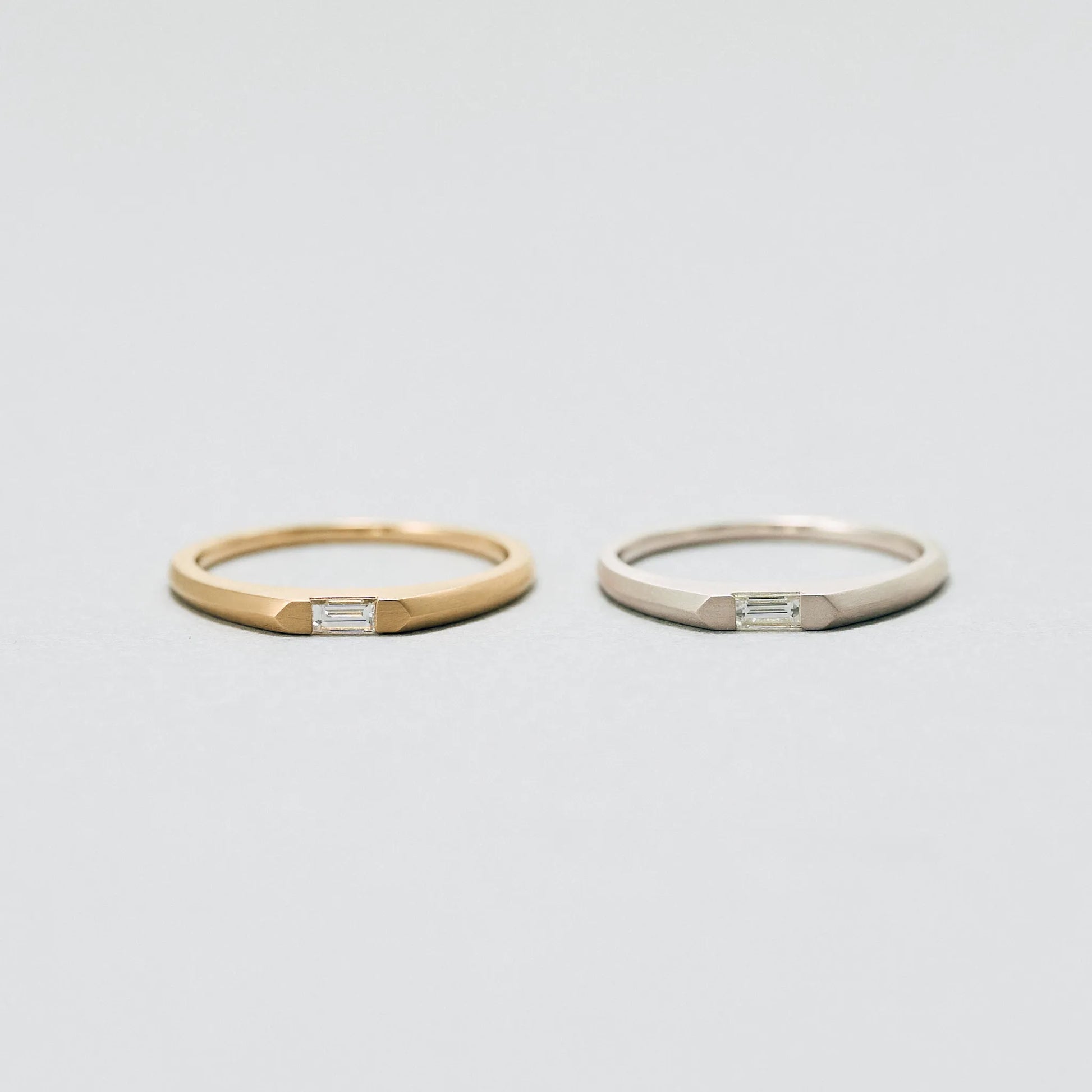 左：K18イエローゴールド　右：K18シャンパンゴールド