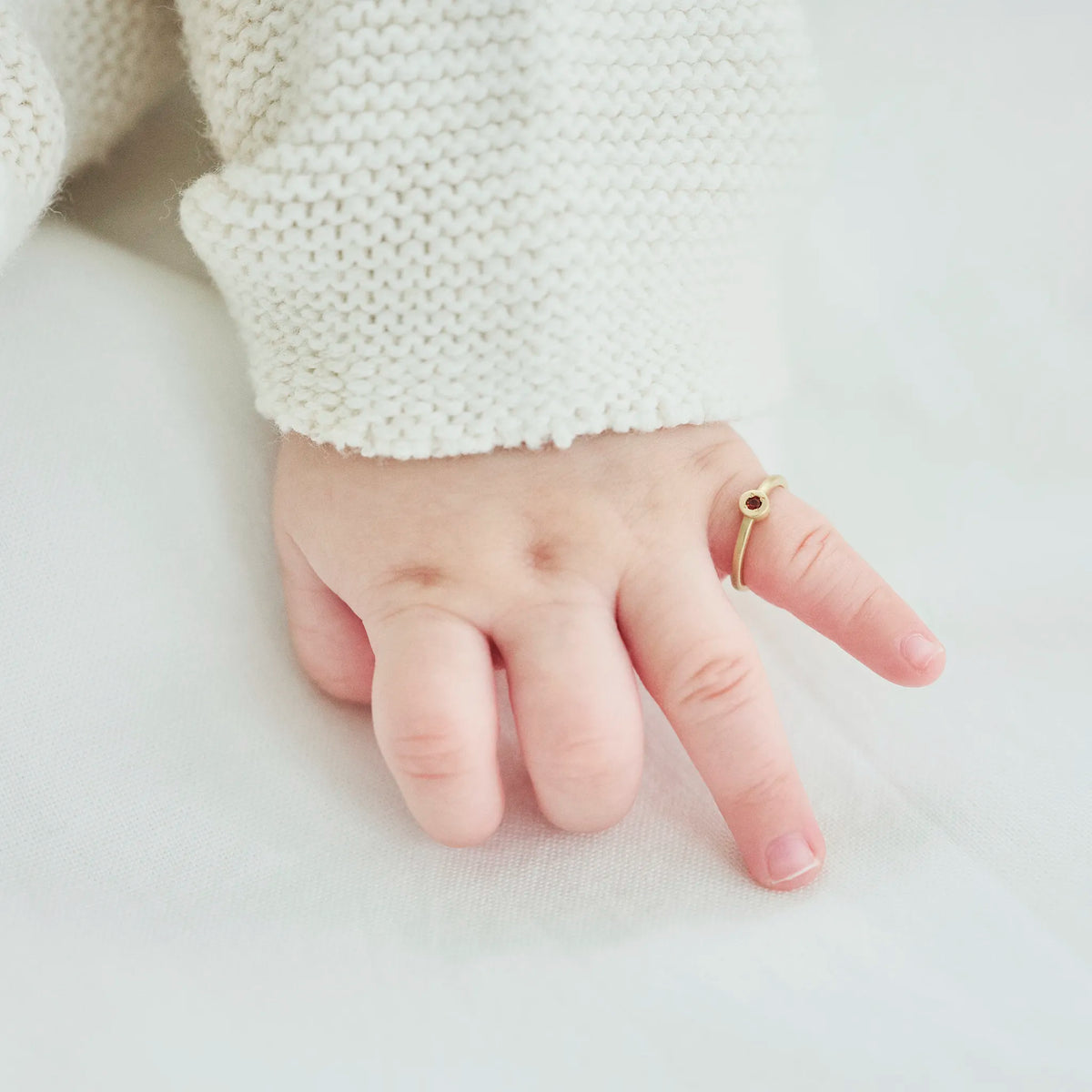 [ リングサイズ ] 0歳から1歳前後の赤ちゃんの平均的な小指サイズ（-8号〜-9号相当）に仕上げています