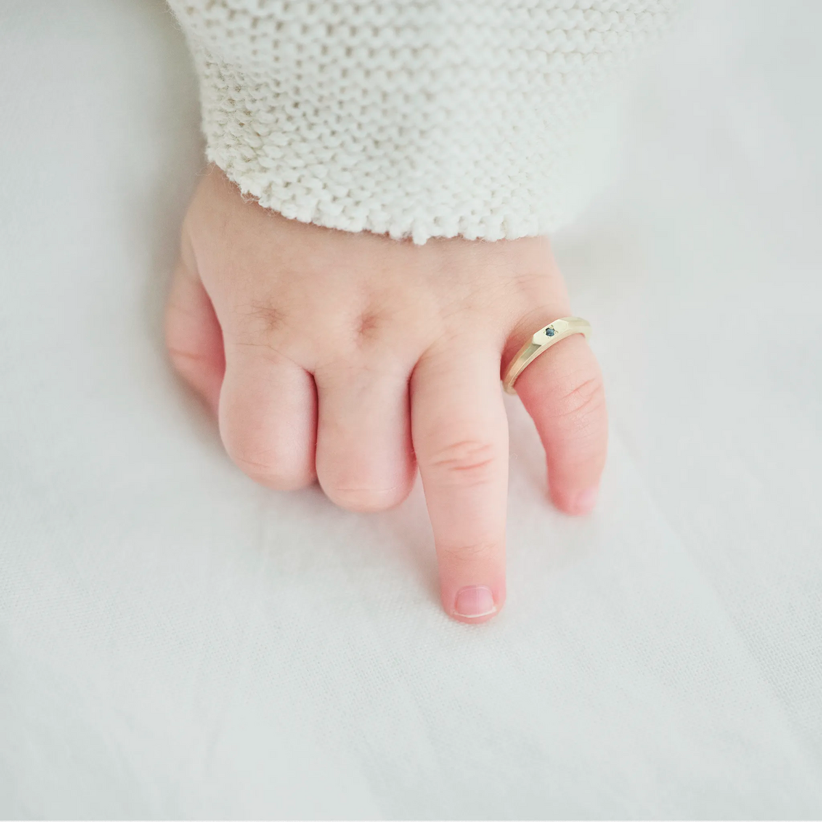 [ Ring size ] Sized to fit the average pinky of a baby around 0 to 1 year old (equivalent to sizes -8 to -9).