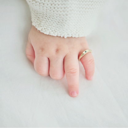 [ Ring size ] Sized to fit the average pinky of a baby around 0 to 1 year old (equivalent to sizes -8 to -9).