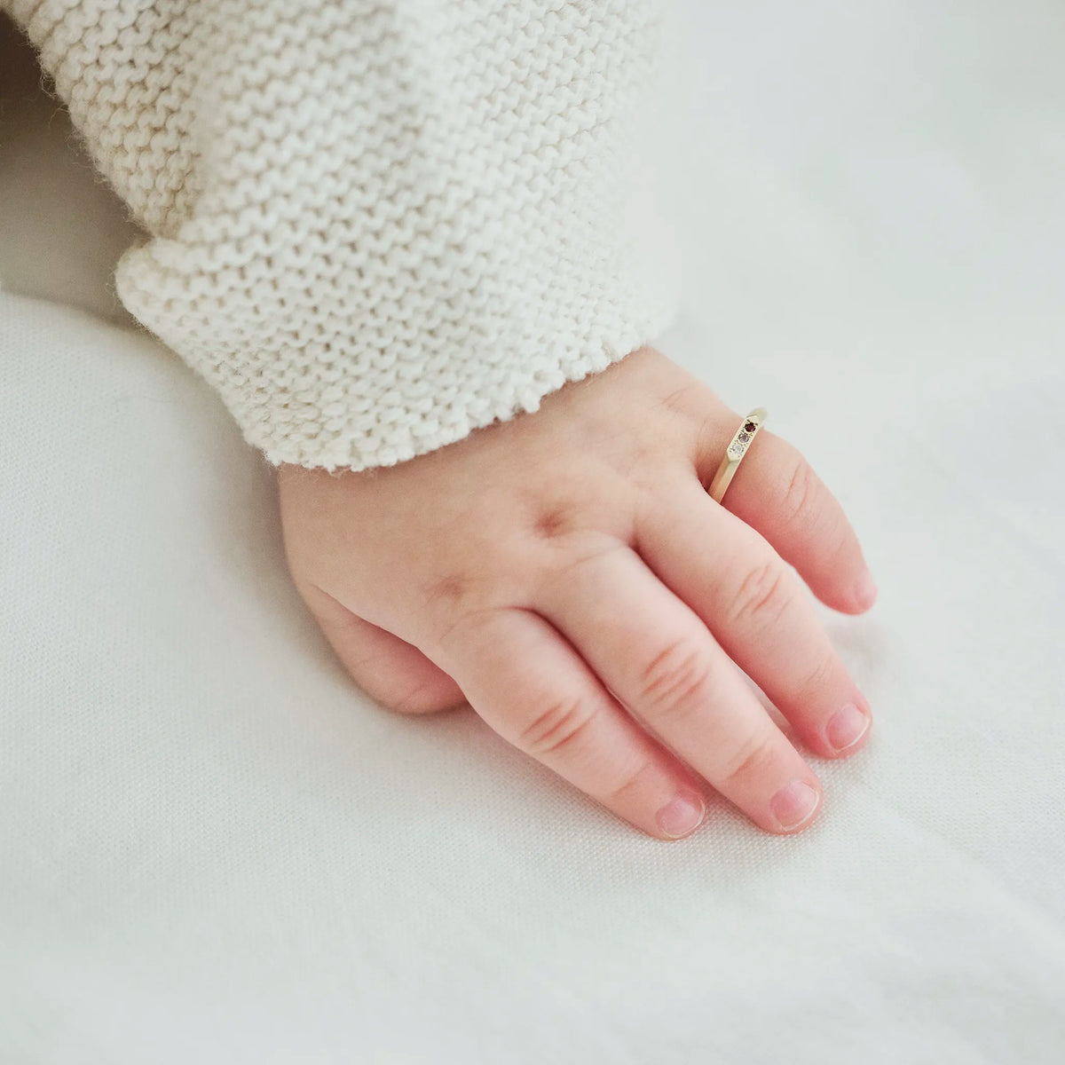 [ Ring size ] Sized to fit the average pinky of a baby around 0 to 1 year old (equivalent to sizes -8 to -9).