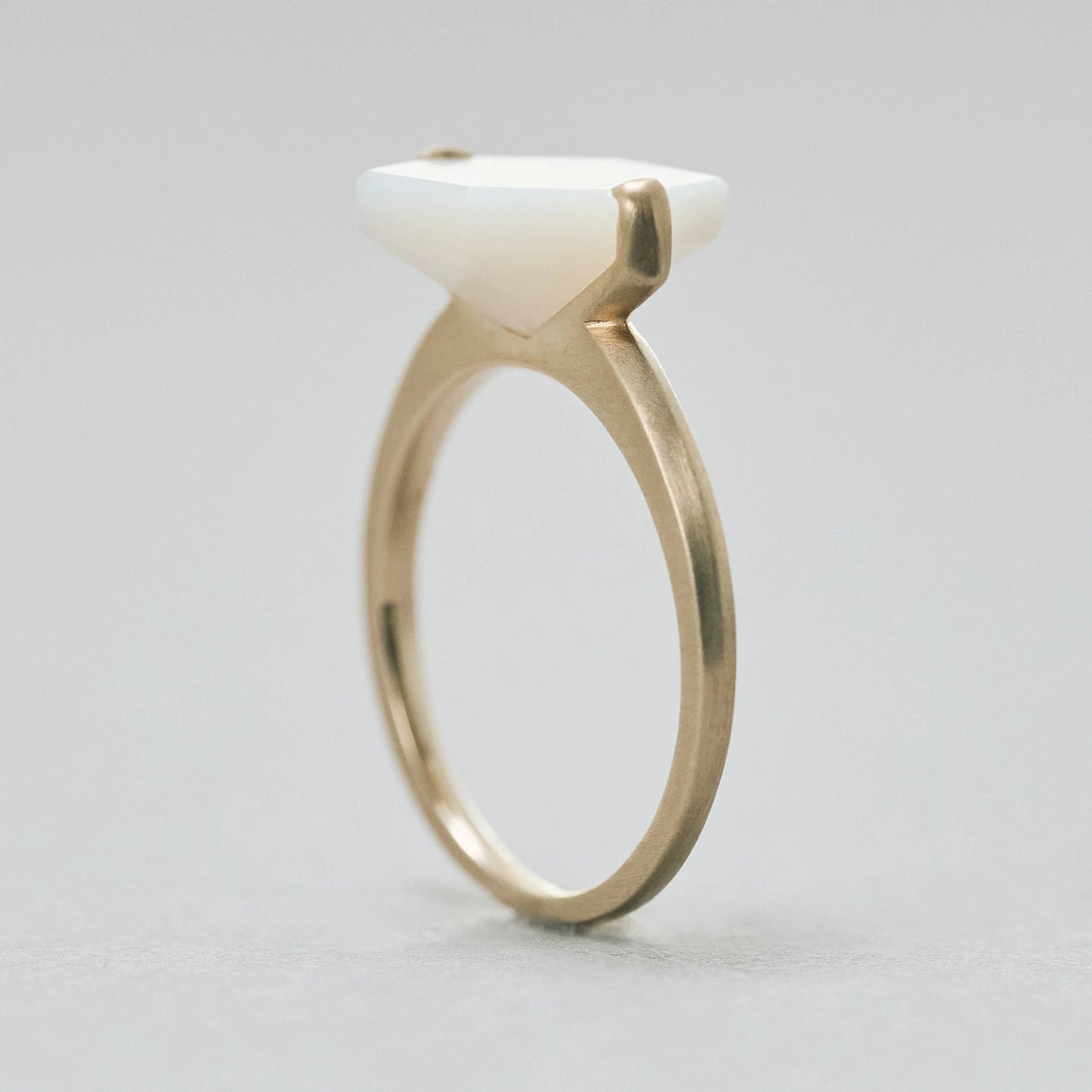 Hexagon Gemstone Ring_node (Mother of Pearl)