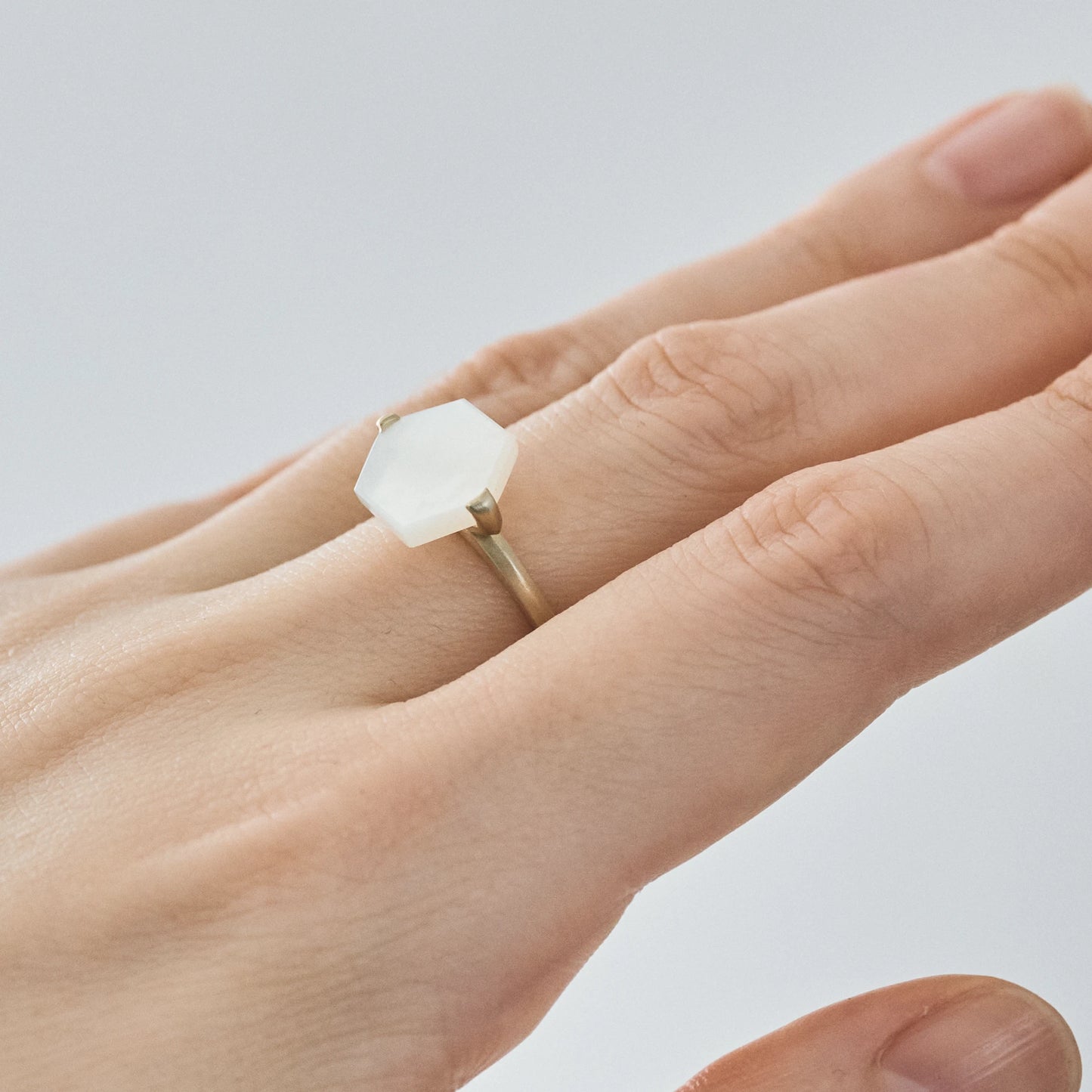 Hexagon Gemstone Ring_node (Mother of Pearl)