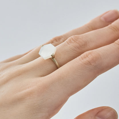 Hexagon Gemstone Ring_node (Mother of Pearl)