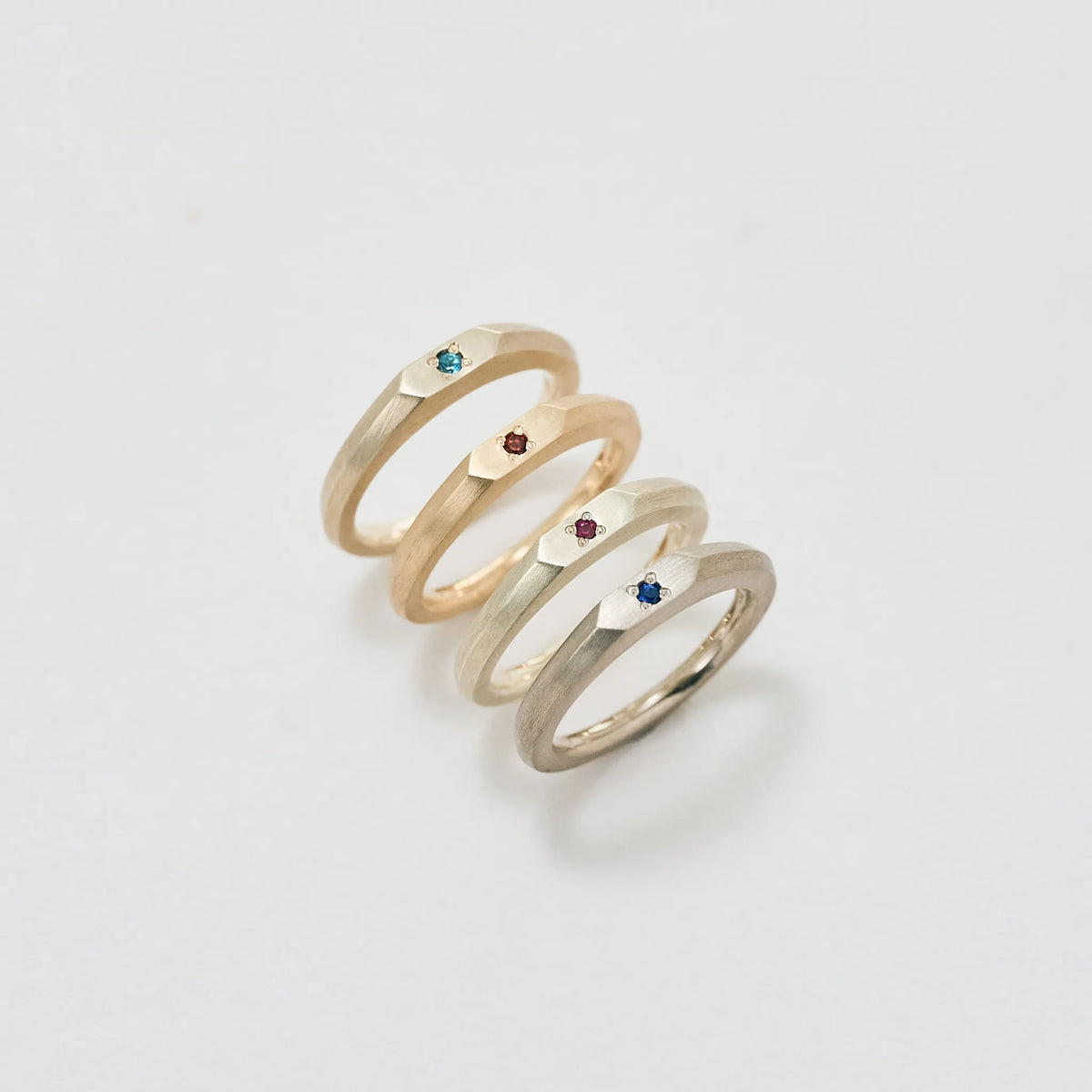 (Top to bottom) K10 yellow gold / K18 yellow gold / K10 champagne gold / K18 champagne gold (*image shows single-stone type)
