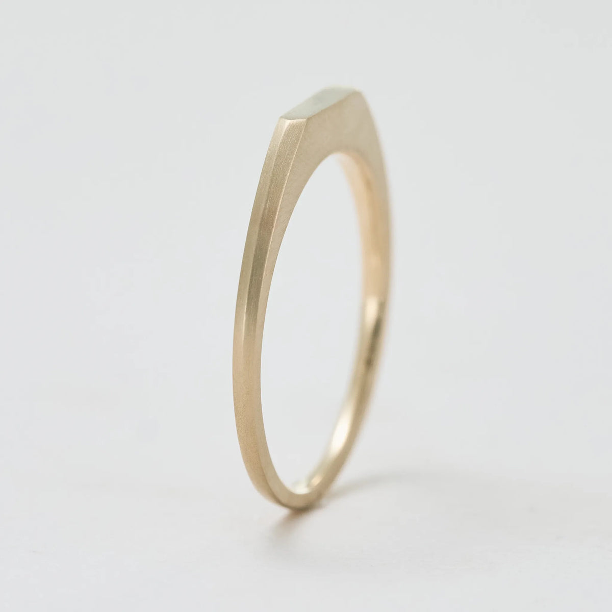 [ Design ] Arms with a tapered design that gradually narrows slightly from the top to the underside of the band (image: regular)