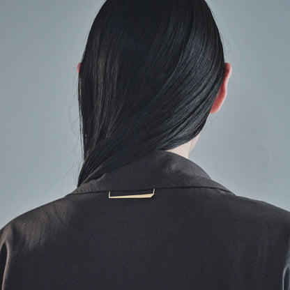 背にゴールドカラーのパーツを配し、ジュエリーブランドならではのアクセントをプラス