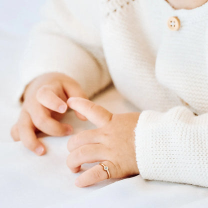 0歳から1歳前後の赤ちゃんの平均的な小指サイズ（-8号〜-9号相当）